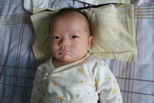 寶寶吐奶， 出了拍嗝，這些“動作”也很重要